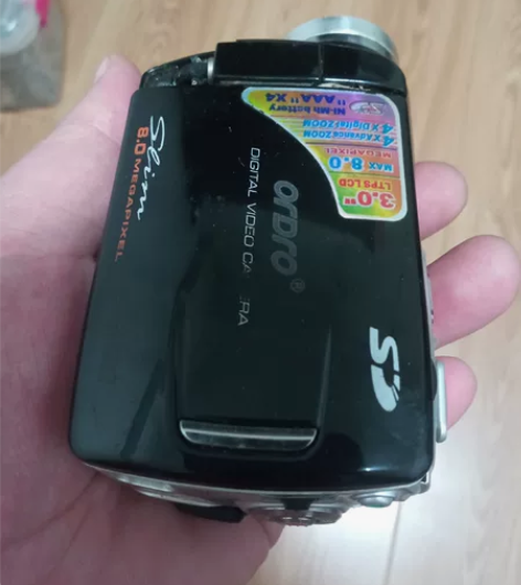 今天新收。欧达摄像机一部。能开机，能照相。...