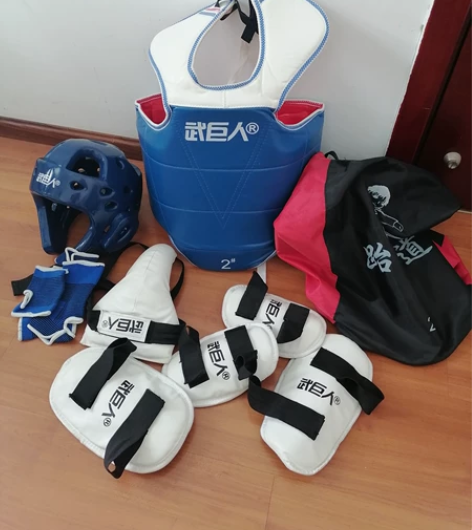 武巨人跆拳道护具，适合身高120-135㎝...
