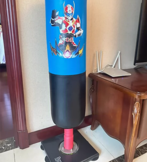 儿童拳击沙袋家用，还有两个拳击手套，玩具太...