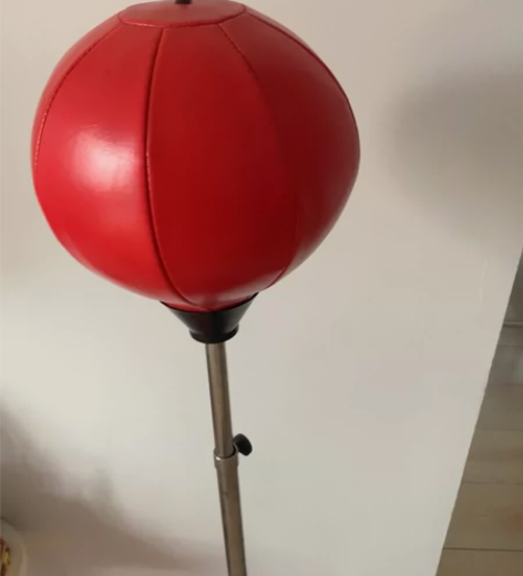 练习打拳击的器械，高度可调节。比较重，很新...