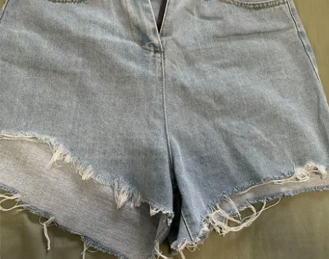 牛仔短裤 浅蓝 m码 最多穿到110斤  ...