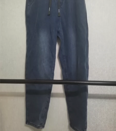 质感很好的蓝色牛仔裤 加绒 买来没穿过
