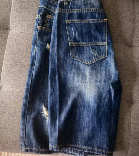 一条牛仔短裤，买后没穿过，现在个人已经穿不...