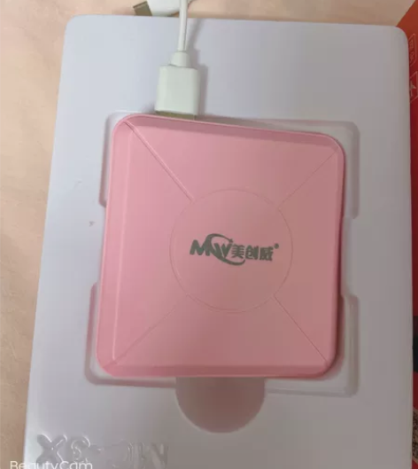 全新10000毫安 充电宝，颜色很漂亮，质...