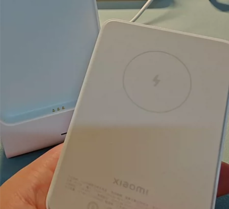 小米磁吸无线充电宝,适用于苹果手机,磁吸很...