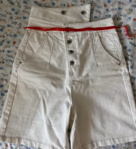 ONLY白色牛仔短裤、S码9层新 感兴趣的...