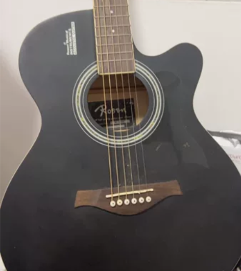 41寸某森吉他,有点灰。买的时候四百多。 ...
