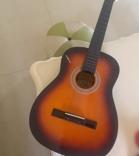 初学者用吉他,有点伤痕,仅支持自提 感兴趣...
