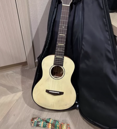 出闲置尤克里里。打开弹了十几分钟就放弃了。...