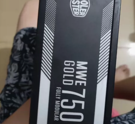 酷冷至尊750w金牌全模组电源 线材如图酷...