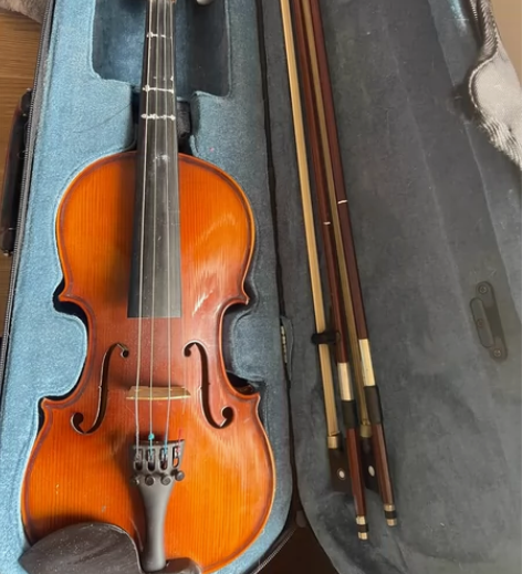 初学小提琴时老师推荐买的，弓、盒齐全。当时...