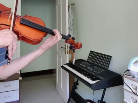 朋友小孩新买的琴，不愿学，闲置了，面板云杉...