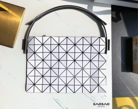 三宅 亮面白色 腋下包小号 尺寸：19.5...