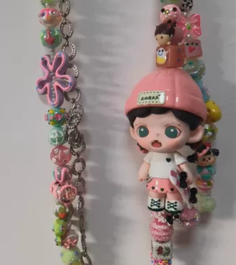 ZORAA捣蛋日记滑板酷妹全新斜挎链手绘珠...