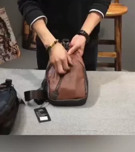 男士胸包 (蓝,棕)pu皮 进价60,...