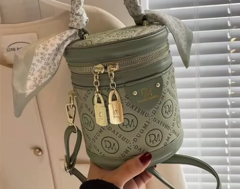 （全新捡漏）房租到期处理一批高级质感小包包...