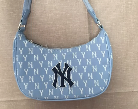 mlb斜挎包，这款是自己买的，家中包包太多...