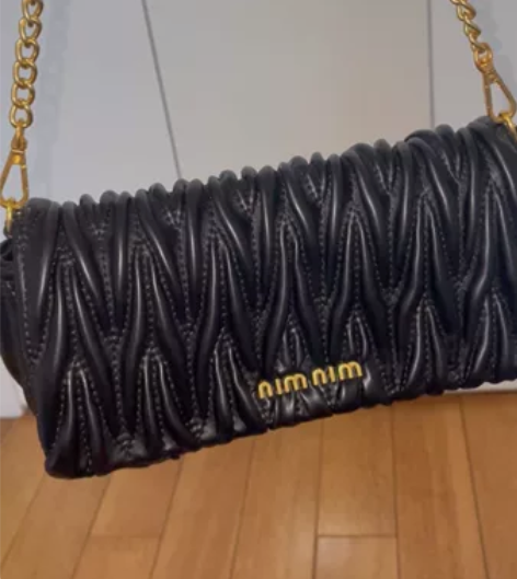 纯皮褶皱包，可单肩斜挎，配有两条肩带，纯实...