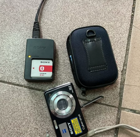 索尼w220功能全好九成新，带充电器皮套内...