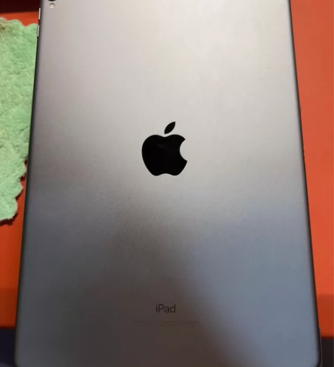 个人一手使用，四个扬声器，苹果ipadpr...