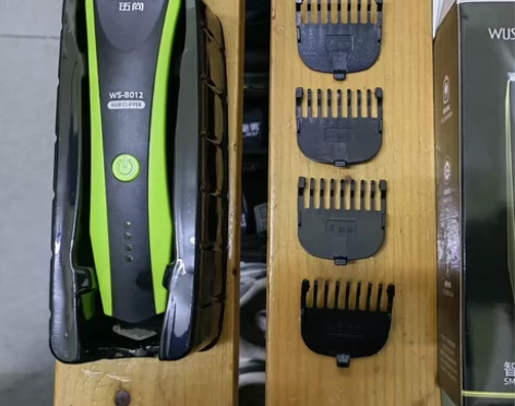 全新理发器，带四个卡位梳，功能一切正常，直...