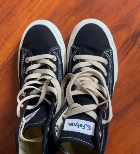 ?9.8成新。 飞跃 帆布鞋 本人34码脚...