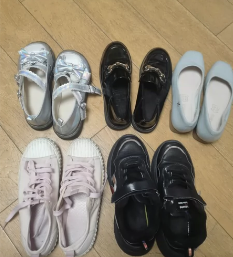 娃穿不下了，寻找有缘人，黑色两双加绒，其他...
