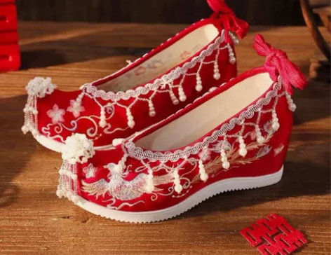 春秋新款流苏女古风绣花鞋红色新娘秀禾婚鞋中...
