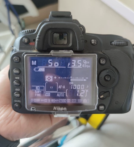 出尼康d90单机，带一块电池，成色一般，按...