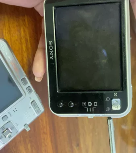 数码照相机两个，一个索尼、一个卡西欧无电池...