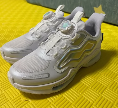 安踏女童全新37码,需要的联系我 感兴趣的...