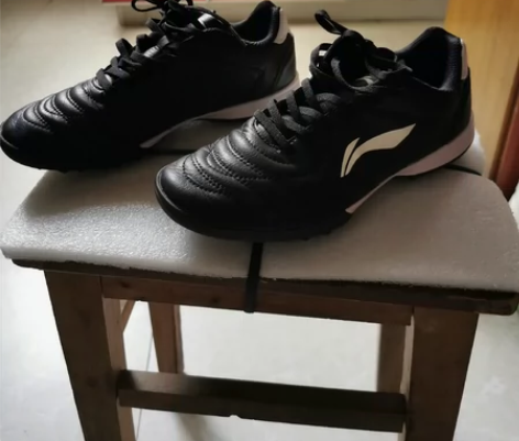 正品李宁碎钉硬地足球鞋，37码230㎝，小...