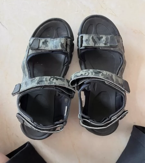 二手，李宁凉鞋沙滩鞋，42码 感兴趣的话点...