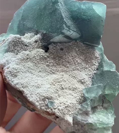 莫兰迪萤石 非常漂亮的一颗，颜色也很美丽 ...