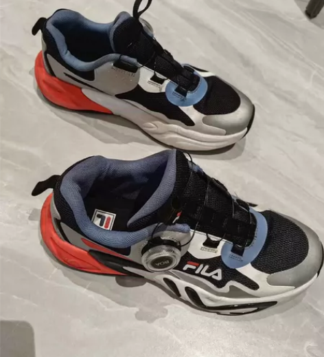 FILA儿童运动鞋，采购于银泰百货800+...