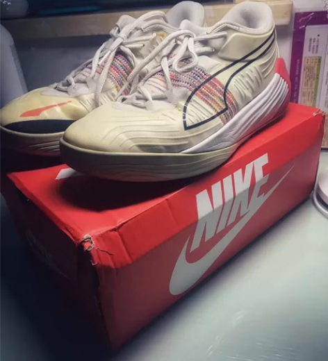 puma篮球鞋有些氧化但脚感仍在投篮训练压...