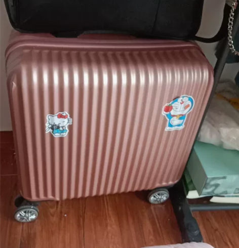 18寸拉杆密码旅行箱，八九成新，没用过几次...