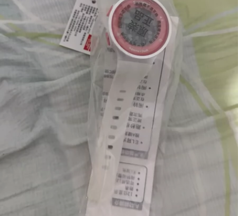 数显手表,带背光闹钟秒表日历整点提醒。 感...