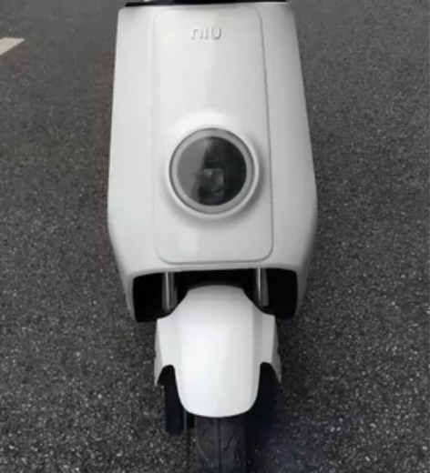 小牛M+，白色都市版，有白牌。42Ah电池...