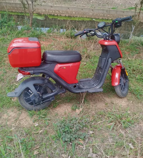 小牛U1，带电池充电器 可以骑20－30公...