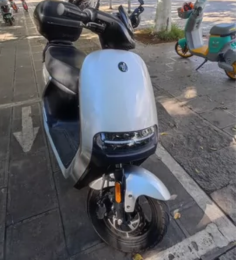 九号e125双电，充电器也升级10a的了。...