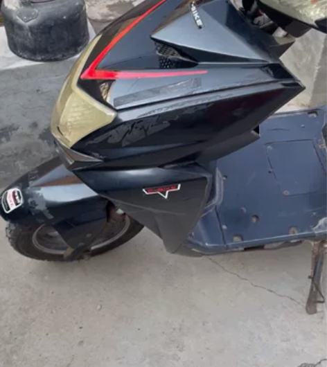 闲置电动车,明显使用痕迹,6块72伏黑金电...