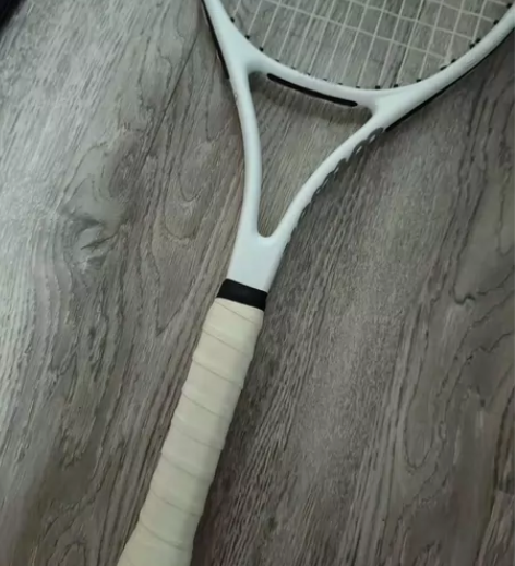 出网球拍，送俩球，80出不包邮 只玩过两次...