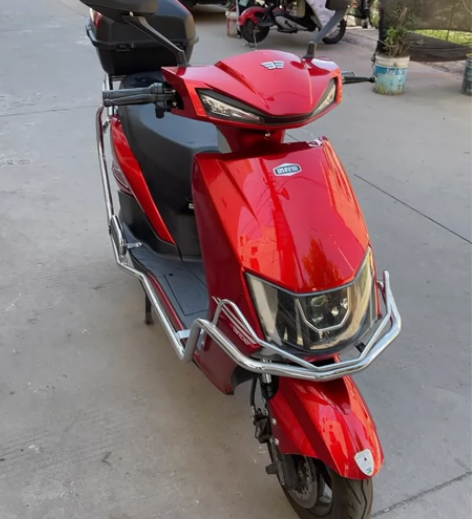 小鸟新神鹰电动轻便摩托车，上蓝色摩托车牌照...