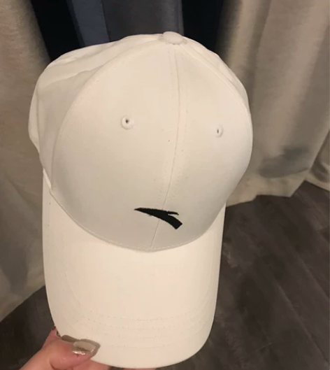 安踏旗舰店买的帽子全新没有戴过一次 买来准...