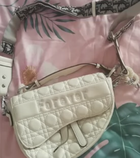 袋鼠真皮斜挎单肩包 感兴趣的话点“我想要”...