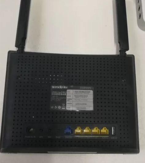 腾达AC9无线路由器，带USB，9新，带电...