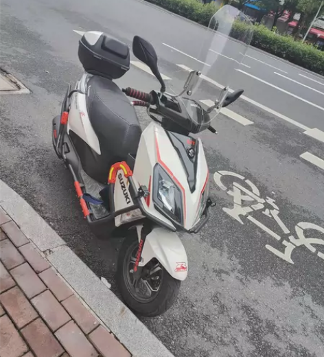 23年铃木uy125 白色 全车99新 个...