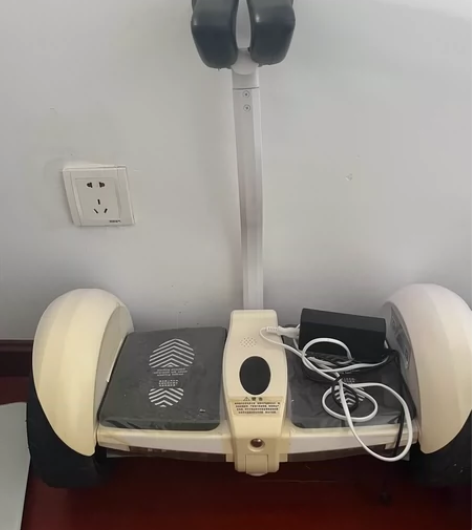 平衡车（可开机但需要维修轮胎框） 闲置了几...