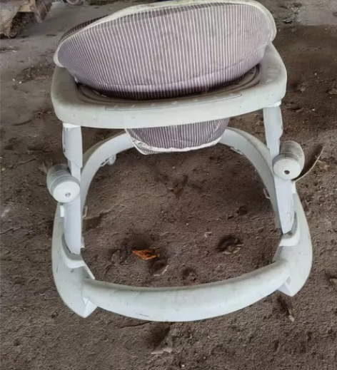 九成新婴儿学步车25元 感兴趣的话点“我想...